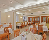 Cozy restaurant for breakfast, lunch and dinner HotelWestend_Buffetrestaurant